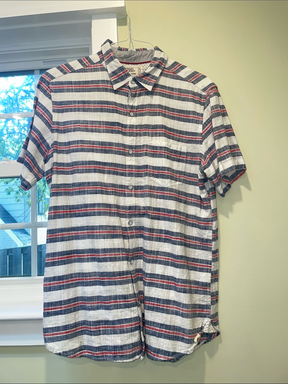 EUC Free Planet 💯 cotton Men’s shirt. Perfect for summer. Size large